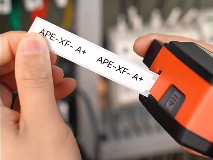 贴博士Q15标签机使用方法简单,轻松搞定机房标识 贴博士Q15标签机使用方法简单,轻松搞定机房标识